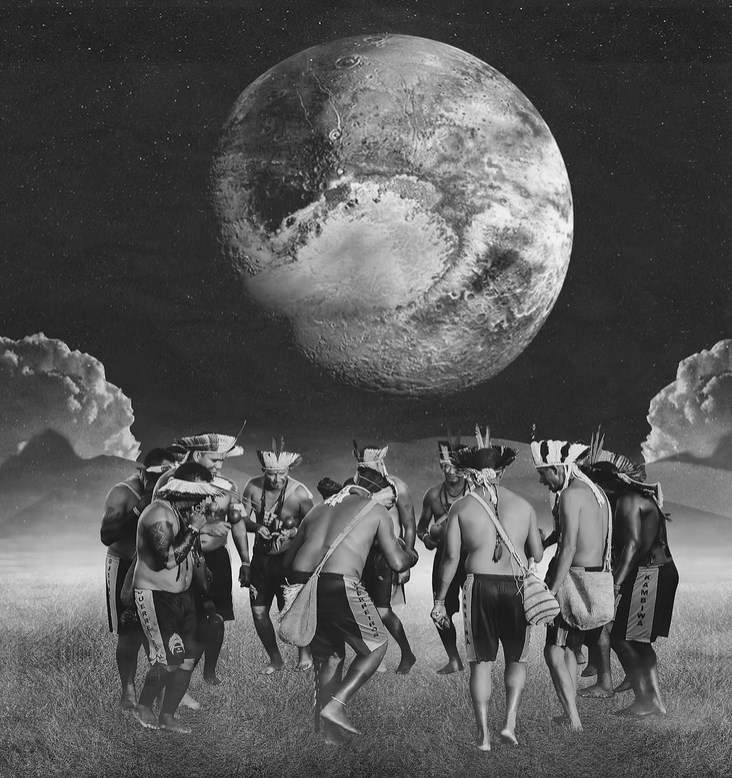 Colagem em preto e branco: grupo de homens indígenas com cocares, em roda de dança num campo aberto, sob um planeta enorme no céu estrelado