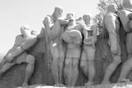 Detalhe do Monumento às Bandeiras, de Victor Brecheret: escultura em pedra com figuras humanas em fila, inclinadas para a frente em esforço conjunto