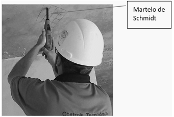 Operário realiza ensaio com Martelo de Schmidt